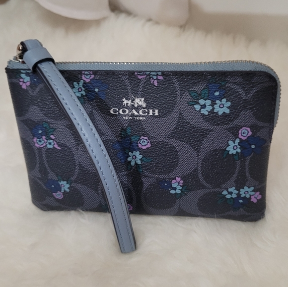 Handbags - Coach Wristlet